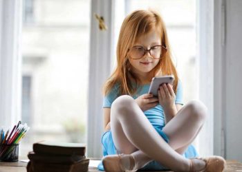 بچوں کو فون دینا آنکھوں کے لئے خطرناک