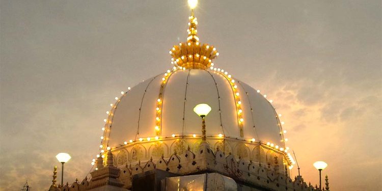 اجمیر شریف درگاہ کے ہندو مندر ہونے کا دعوی کرنے والی عرضی کو عدالت نے کیا منظور, مدعیٰ علیہان کو نوٹس جاری