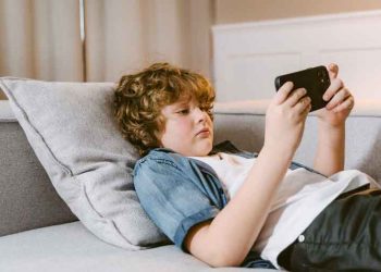 آسٹریلیا: 16 سال سے کم عمر بچوں پر سوشل میڈیا پابندی کا بل منظور