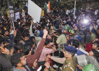 پٹنہ میں احتجاج کر رہے طلباء پرپھر لاٹھی چارج