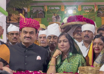 گوتم اڈانی کی اپنی اہلیہ کے ساتھ  خواجہ معین الدین چشتی ؒکی بارگاہ میں حاضری