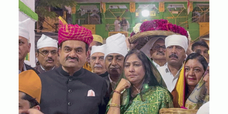 گوتم اڈانی کی اپنی اہلیہ کے ساتھ خواجہ معین الدین چشتی ؒکی بارگاہ میں حاضری