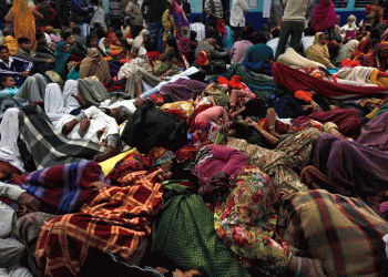 مہا کمبھ کی بھیڑ  بے قابو ہونے سے نئی دہلی ریلوے اسٹیشن پر بھگدڑ