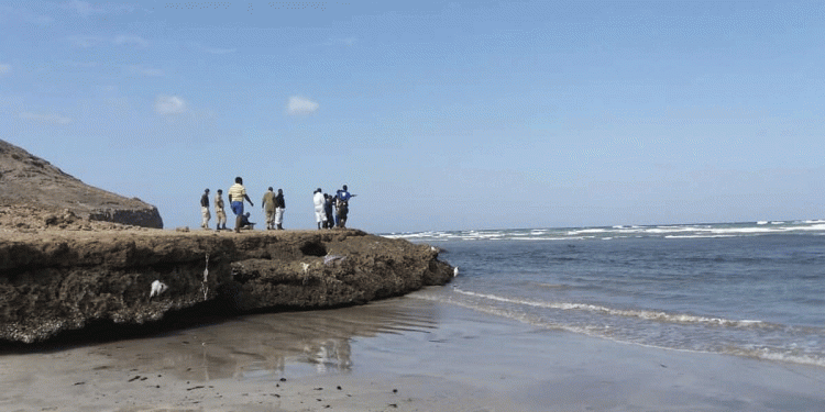 یمن اور جبوتی کے درمیان  4 کشتیاں سمندر میں غرقاب -حادثہ کے سبب 180 سے زائد افراد لاپتہ