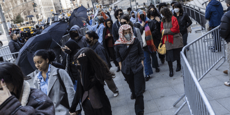 ویزا منسوخی نوٹس کا سامنا کرنے والے 50 فیصد طلباء ہندوستانی!