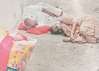 اولاد نے والدین کا گھر بیچ دیا ، بیٹے اور بیٹی سازش میں شامل