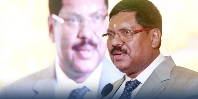 چیف جسٹس گوئی نے خاتون کو جھاڑ پلا دی، جو اپنے شوہر سے 12 کروڑ روپے کا مطالبہ کر رہی تھی۔