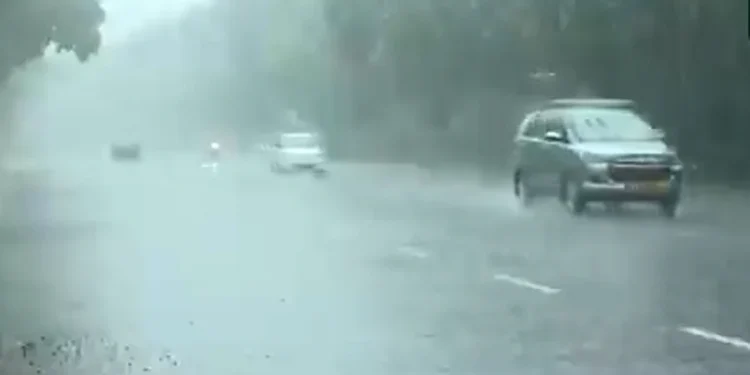 دہلی اور این سی آر میں موسلا دھار بارش، سڑکوں سے ایئرپورٹ تک پانی بھرنے سے مشکلات میں اضافہ