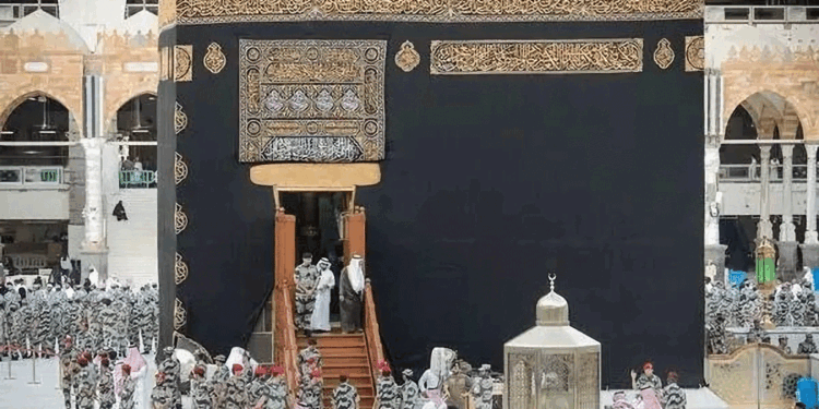 مسجد الحرام میں خانہ کعبہ کو غسل دینے کی روح پرور تقریب کا انعقاد