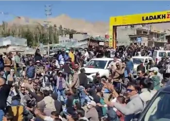 لیہ میں لداخ کو ریاستی درجہ دینے کے مطالبے پر احتجاج، طلبہ و پولیس جھڑپیں، بی جے پی دفتر نذر آتش