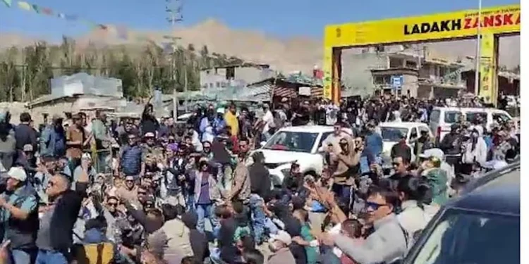 لیہ میں لداخ کو ریاستی درجہ دینے کے مطالبے پر احتجاج، طلبہ و پولیس جھڑپیں، بی جے پی دفتر نذر آتش