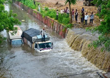 ملک بھر میں طوفانی بارش و بادل پھٹنے سے تباہی، درجنوں اموات، شاہراہیں بند، محکمۂ موسمیات کا نیا الرٹ