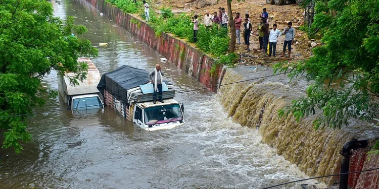 ملک بھر میں طوفانی بارش و بادل پھٹنے سے تباہی، درجنوں اموات، شاہراہیں بند، محکمۂ موسمیات کا نیا الرٹ
