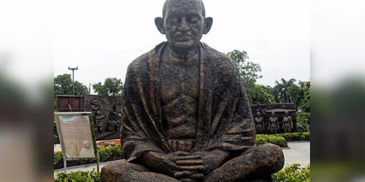 لندن میں مہاتما گاندھی کے مجسمے کی بےحرمتی، بھارتی ہائی کمیشن نے تحقیقات اور سخت کارروائی پر زور دیا