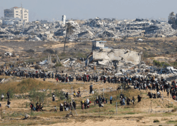 جنگ بندی معاہدہ  کے بعد فلسطینی شہری اپنے تباہ حال گھروں کو لوٹنے لگے