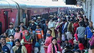 15 بڑے اسٹیشنوں پر پلیٹ فارم ٹکٹوں کی فروخت  عارضی طور پر معطل