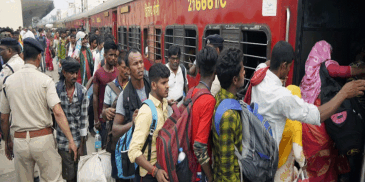 دیوالی اور چھٹھ پر گھر جانے کے لیے ریلوے اسٹیشنوں پر بھاری بھیڑ