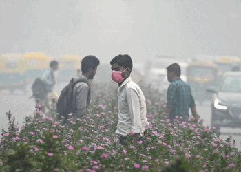 دہلی میں آلودگی کے سبب آنکھوں میں جلن اور سانس لینے میں دشواری کا سامنا