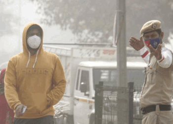 سردی بڑھنے کے باوجود  دہلی میں فضائی آلودگی میں کمی  نہیں