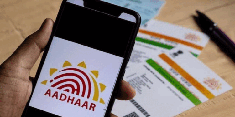 آدھار کارڈ تقسیم کرنے کے بجائے شہر سے دور کوڑے میں پھینک دیئے