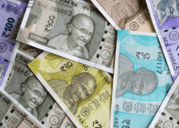 ڈالر کے مقابلے روپیہ کی قدر میں مسلسل دوسرے دن گراوٹ