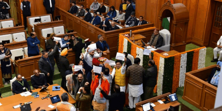 دہلی اسمبلی میں آلودگی پر ہنگامہ