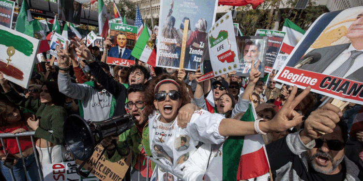 ایران میں حکومت مخالف مظاہروں کے درمیان انٹرنیٹ اور ٹیلی فون کالز پر پابندی