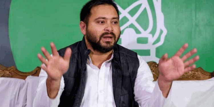 لالو یادو پر میتھلی ٹھاکر کے تبصرے پرتیجسوی یادو کی  سخت تنقید