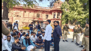 لکھنؤ یونیورسٹی میں مسجد کا گیٹ بند کرنے پرہنگامہ