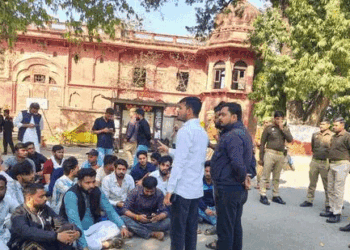 لکھنؤ یونیورسٹی میں مسجد کا گیٹ بند کرنے پرہنگامہ