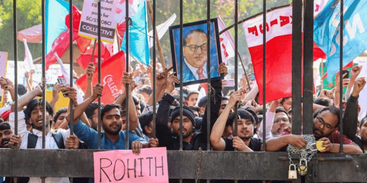 جے این یو میں احتجاجی مارچ کے دوران جھڑپ