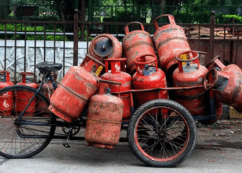 ایل پی جی سلنڈر کی قلت پر اپوزیشن کا مرکز پر حملہ