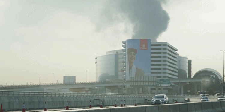 دبئی انٹرنیشنل ایئرپورٹ پر ڈرون گرنے کے بعد زوردار دھماکہ