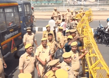 لکھنؤ میں ’سی ایم ہیلپ لائن‘ ملازمین کا زبردست احتجاج