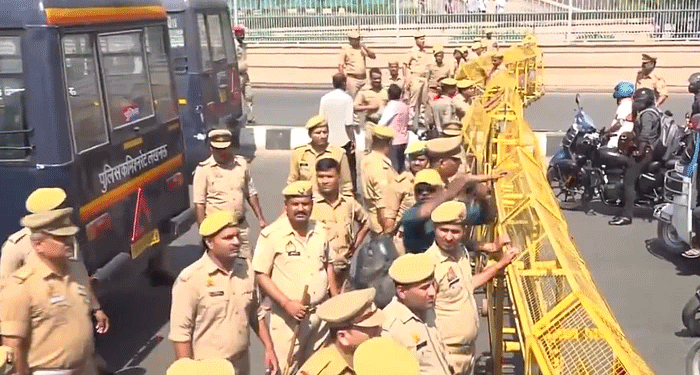 لکھنؤ میں ’سی ایم ہیلپ لائن‘ ملازمین کا زبردست احتجاج