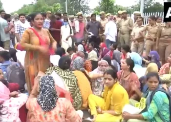 اتر پردیش میں  پھر سڑکوں پر اترے امیدوار