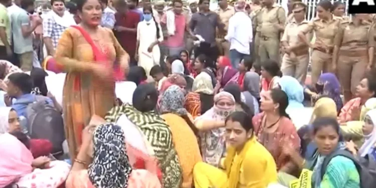 اتر پردیش میں  پھر سڑکوں پر اترے امیدوار