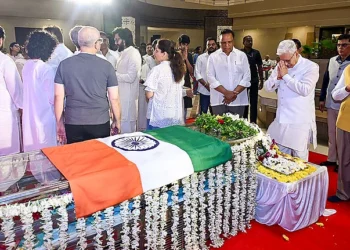 عظیم گلوکارہ آشا بھوسلے کو نمناک آنکھوں سے الوداع