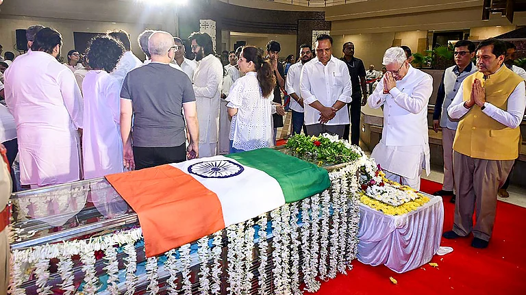 عظیم گلوکارہ آشا بھوسلے کو نمناک آنکھوں سے الوداع