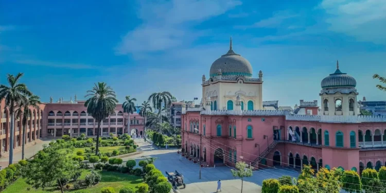 دارالعلوم دیوبند میں موبائل فون کے استعمال پر پوری طرح پابندی عائد