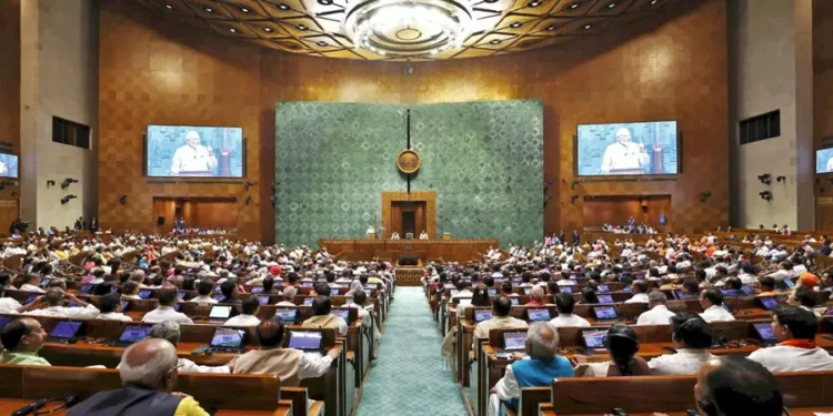 آدھی رات کو خواتین ریزرویشن قانون نافذ