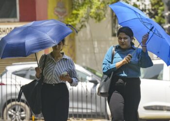 گرمی اور تیز گرم ہواؤں کے باعث لوگوں کا گھروں سے باہر نکلنا دشوار