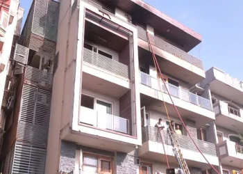دہلی میں 4 منزلہ عمارت بنی آگ کا گولہ، 9 لوگوں کی موت