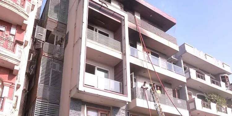 دہلی میں 4 منزلہ عمارت بنی آگ کا گولہ، 9 لوگوں کی موت