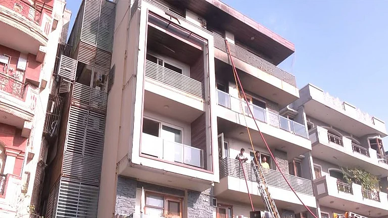 دہلی میں 4 منزلہ عمارت بنی آگ کا گولہ، 9 لوگوں کی موت