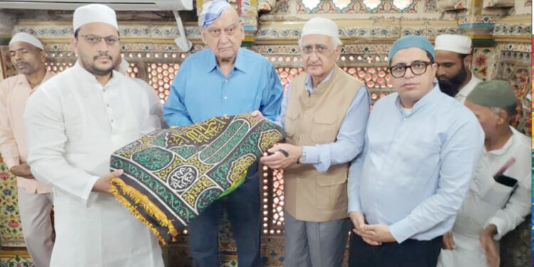 جسٹس مرکنڈے کاٹجو اور سلمان خورشید کی حضرت نظام الدین اولیاءؒ کے 722 ویں عرس میں شرکت