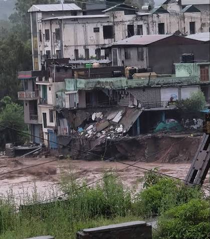 جموں اور کشمیر کے پونچھ اور راجوری اضلاع میں بارش سے نقصان کا خطرہ برقرار