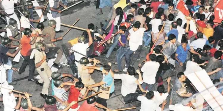 طلبہ پر لاٹھی چارج کو کانگریس صدر نے ’جمہوریت پر حملہ‘ قرار دیا