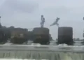 مدھیہ پردیش میں جان ہتھیلی میں رکھ کر بچے اسکول جانے کو مجبور