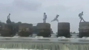 مدھیہ پردیش میں جان ہتھیلی میں رکھ کر بچے اسکول جانے کو مجبور